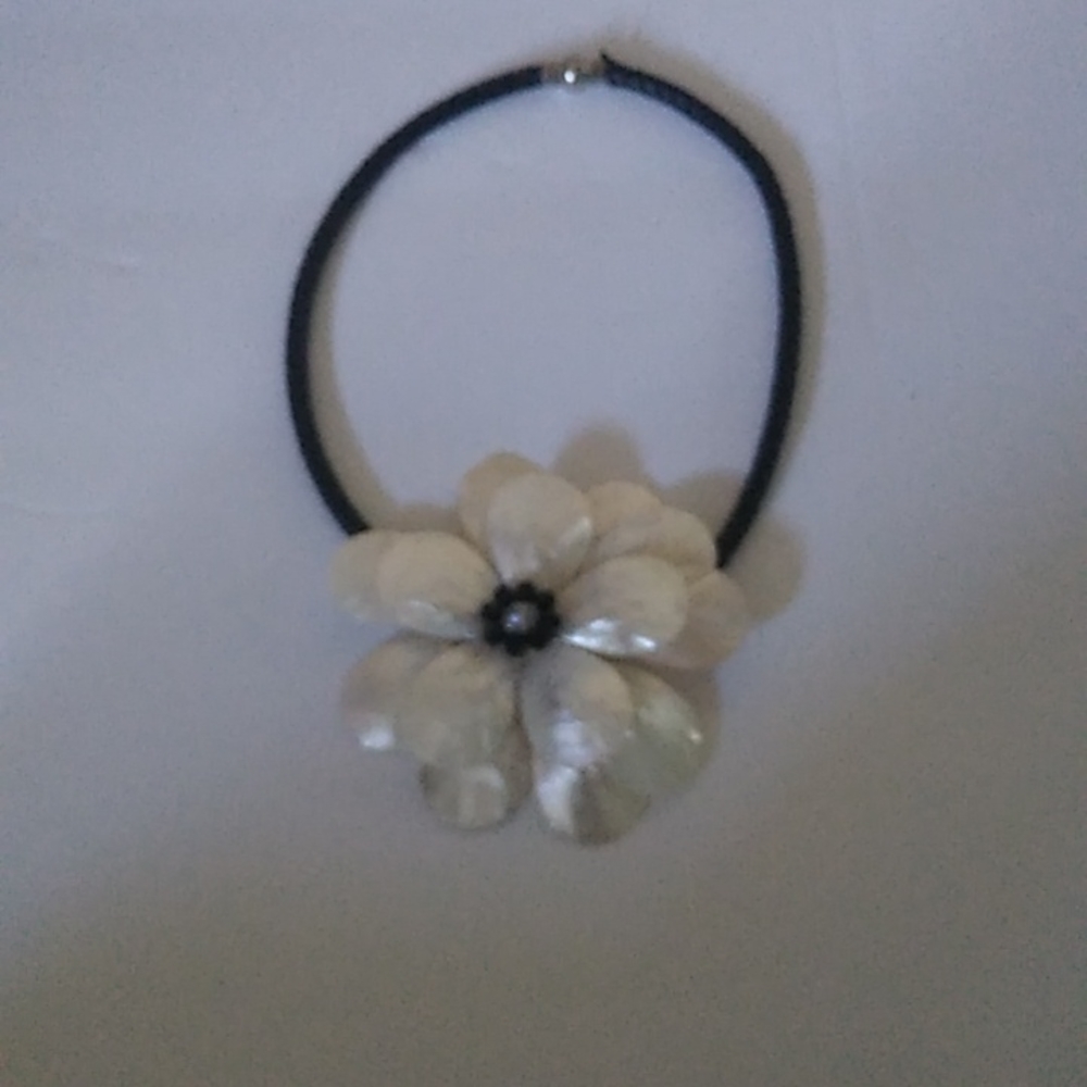 Flower necklace with flower in the middle of the flower
